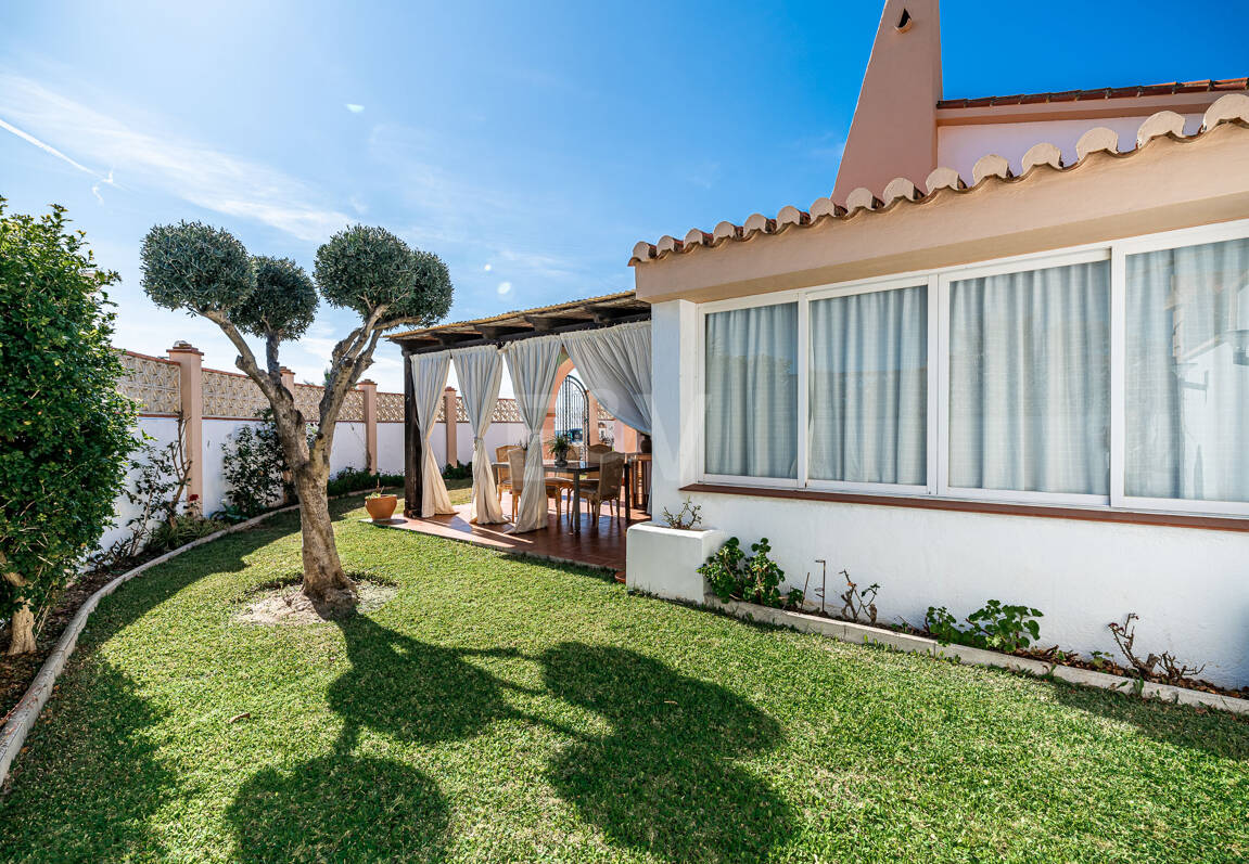 Villa en première ligne de plage à Elviria