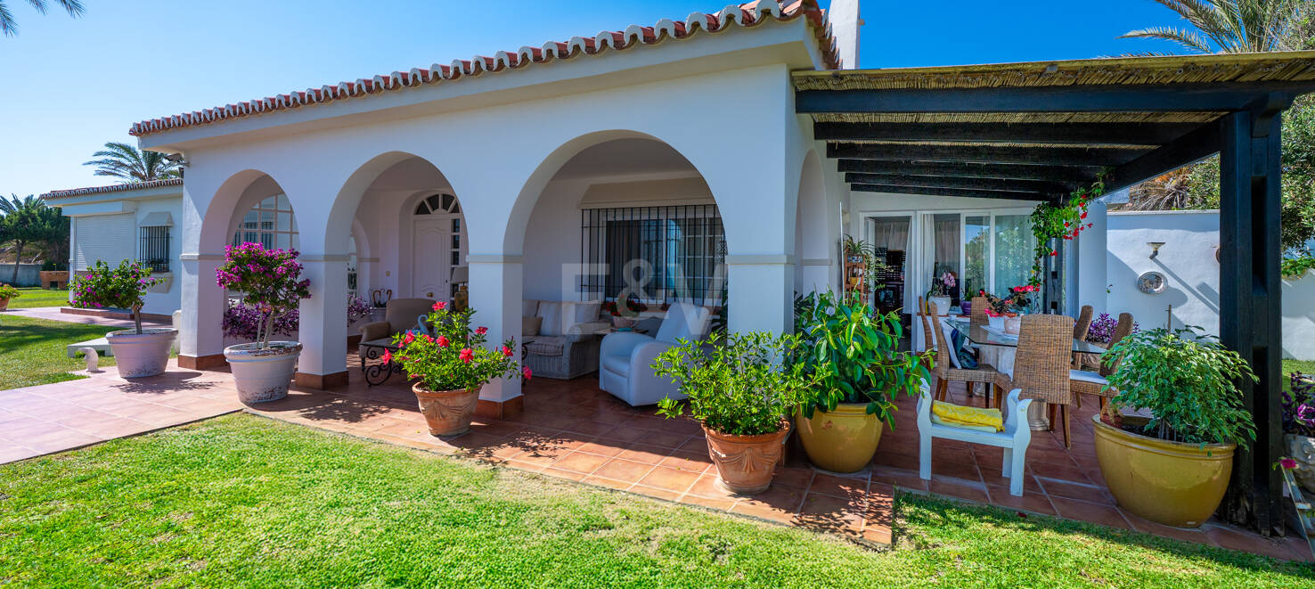 Encanto Costero: Villa en Primera Línea de Mar con Excepcionales Vistas y Jardín Exuberante, Toda en una Sola Planta