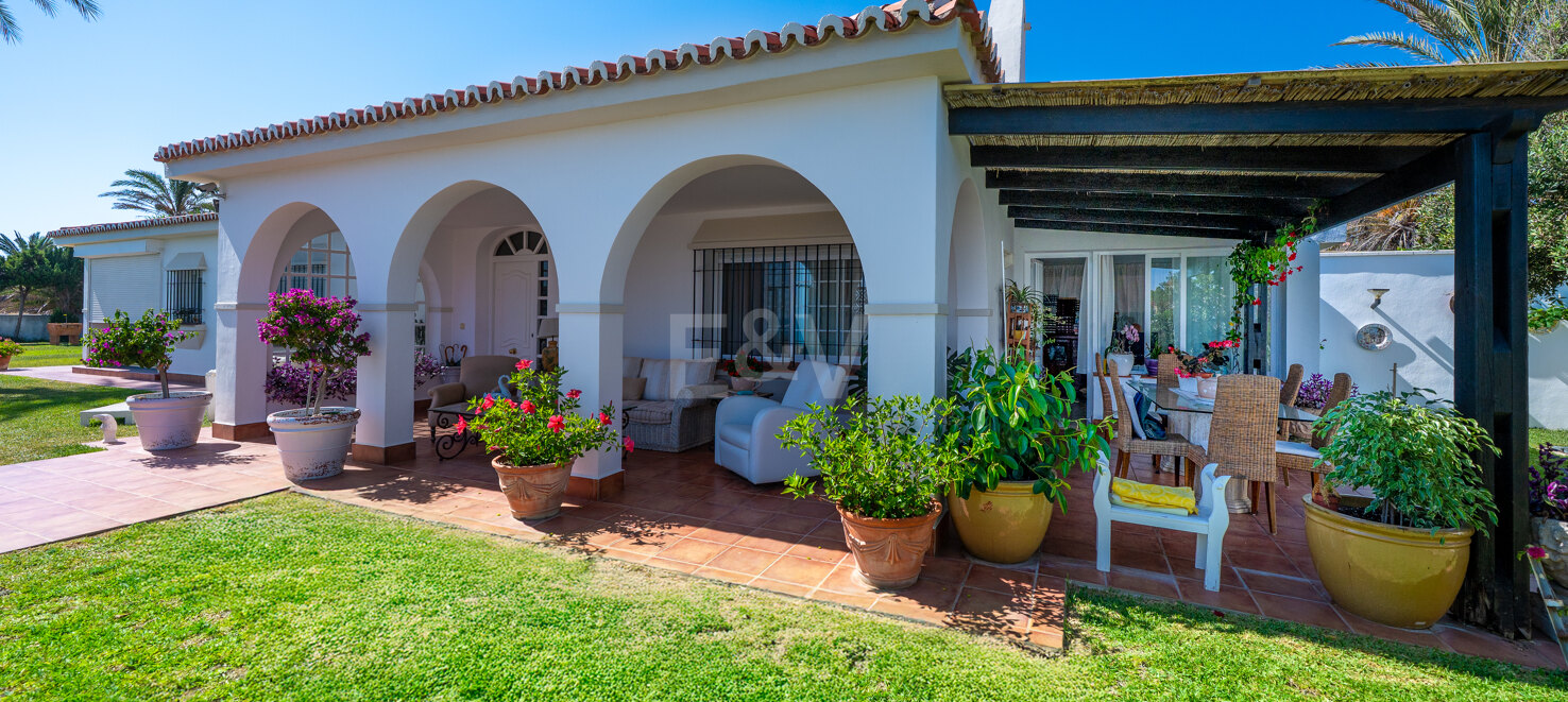 Frontline Beach Villa i Elviria