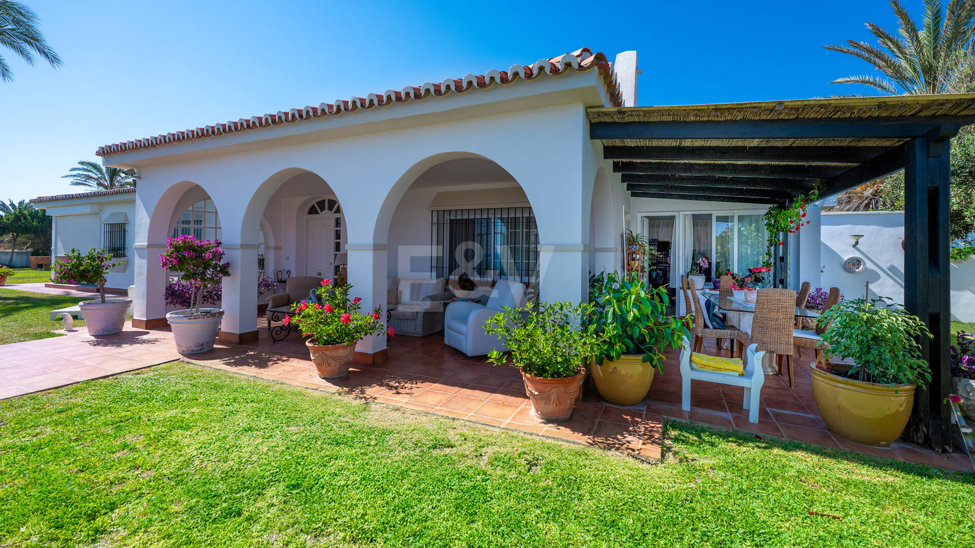 Frontline Beach Villa i Elviria