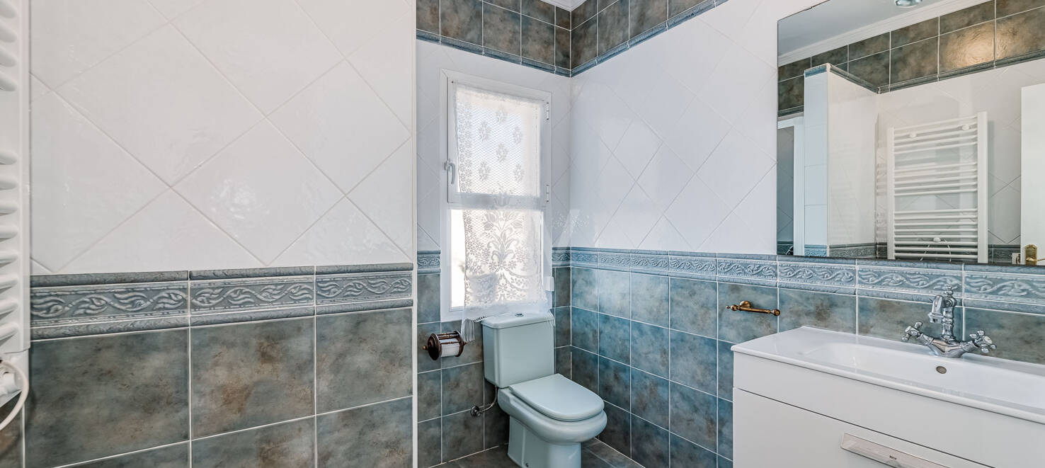 Encanto Costero: Villa en Primera Línea de Mar con Excepcionales Vistas y Jardín Exuberante, Toda en una Sola Planta