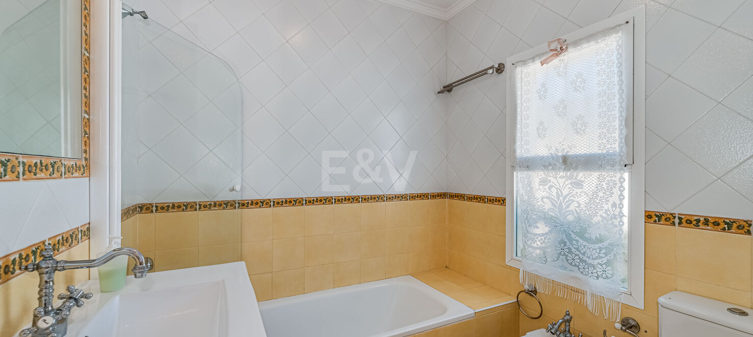 Frontline Beach Villa i Elviria