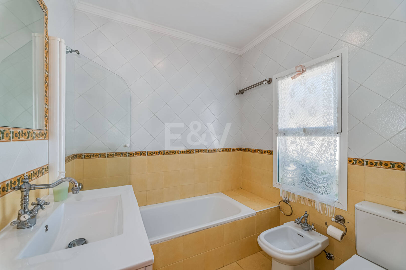 Villa en première ligne de plage à Elviria