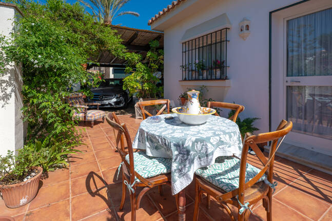 Villa en première ligne de plage à Elviria