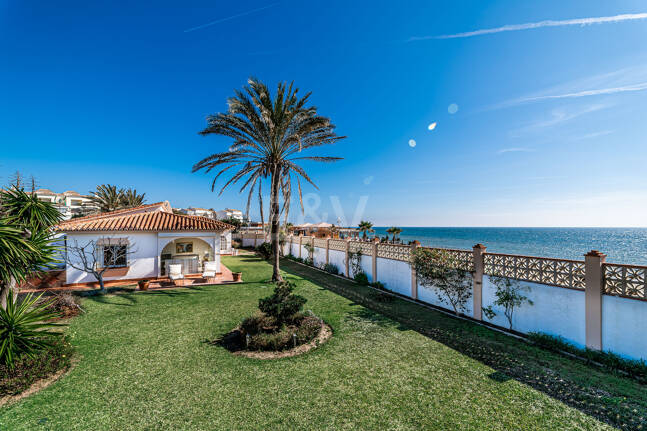 Villa en première ligne de plage à Elviria