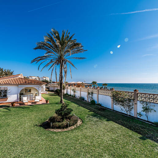 Encanto Costero: Villa en Primera Línea de Mar con Excepcionales Vistas y Jardín Exuberante, Toda en una Sola Planta