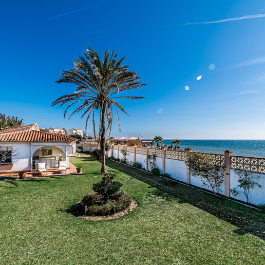 Frontline Beach Villa i Elviria