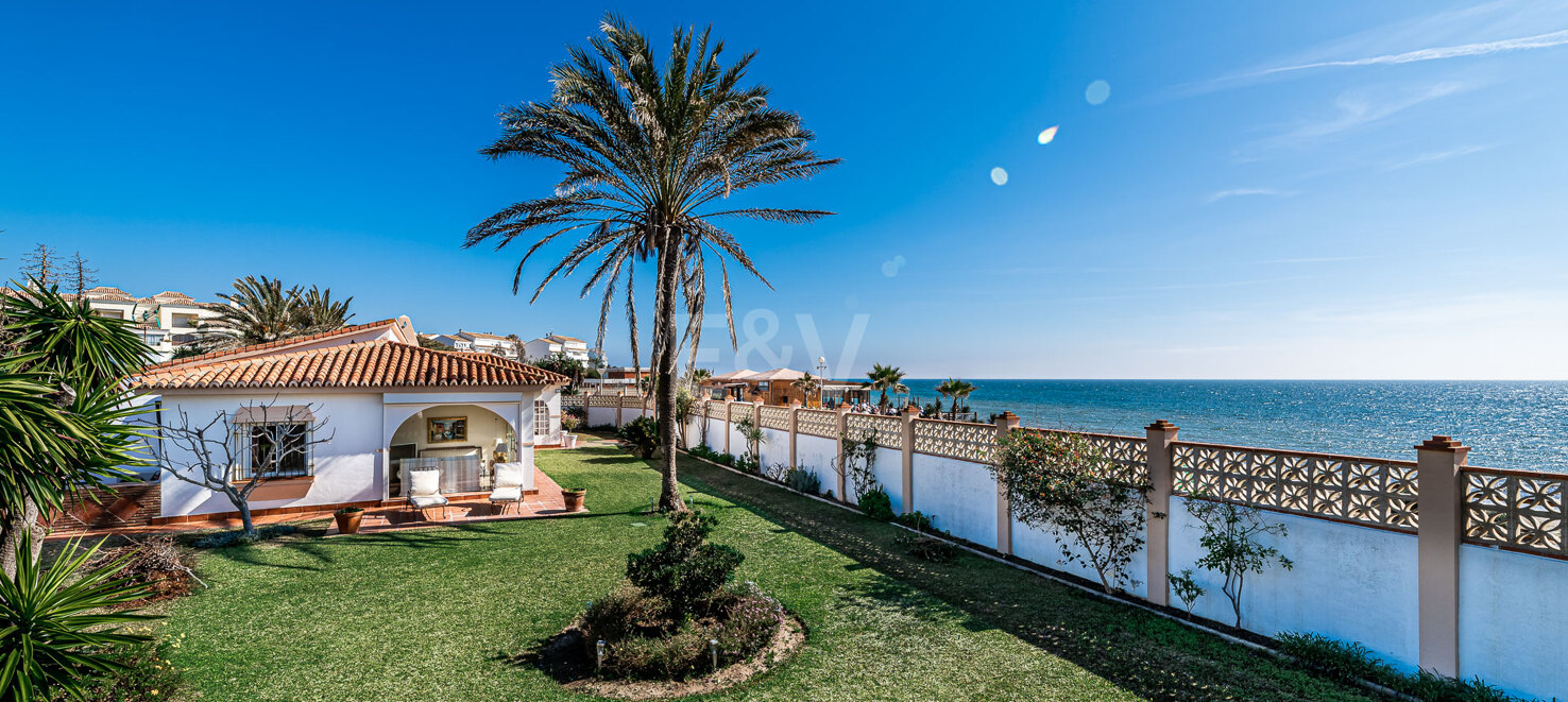 Frontline Beach Villa i Elviria