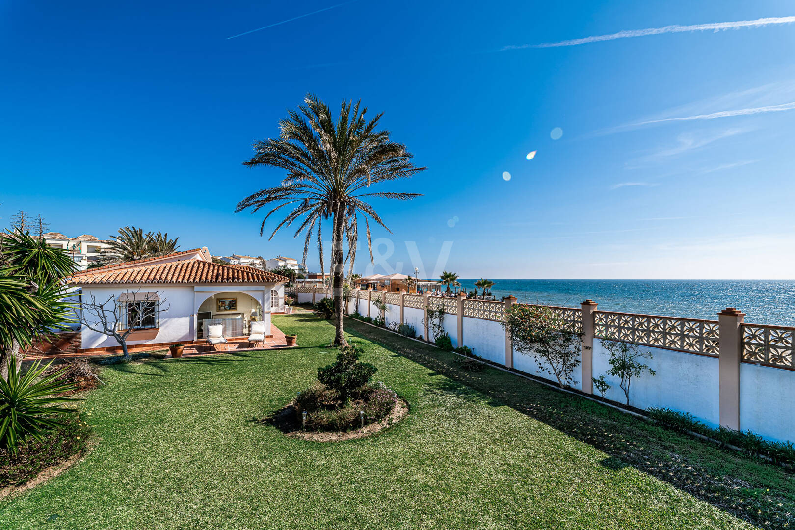 Frontline Beach Villa i Elviria