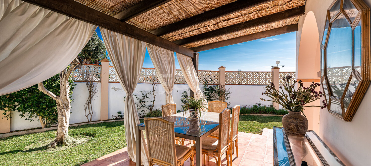 Frontline Beach Villa i Elviria