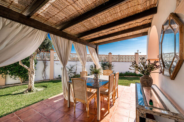 Villa en première ligne de plage à Elviria