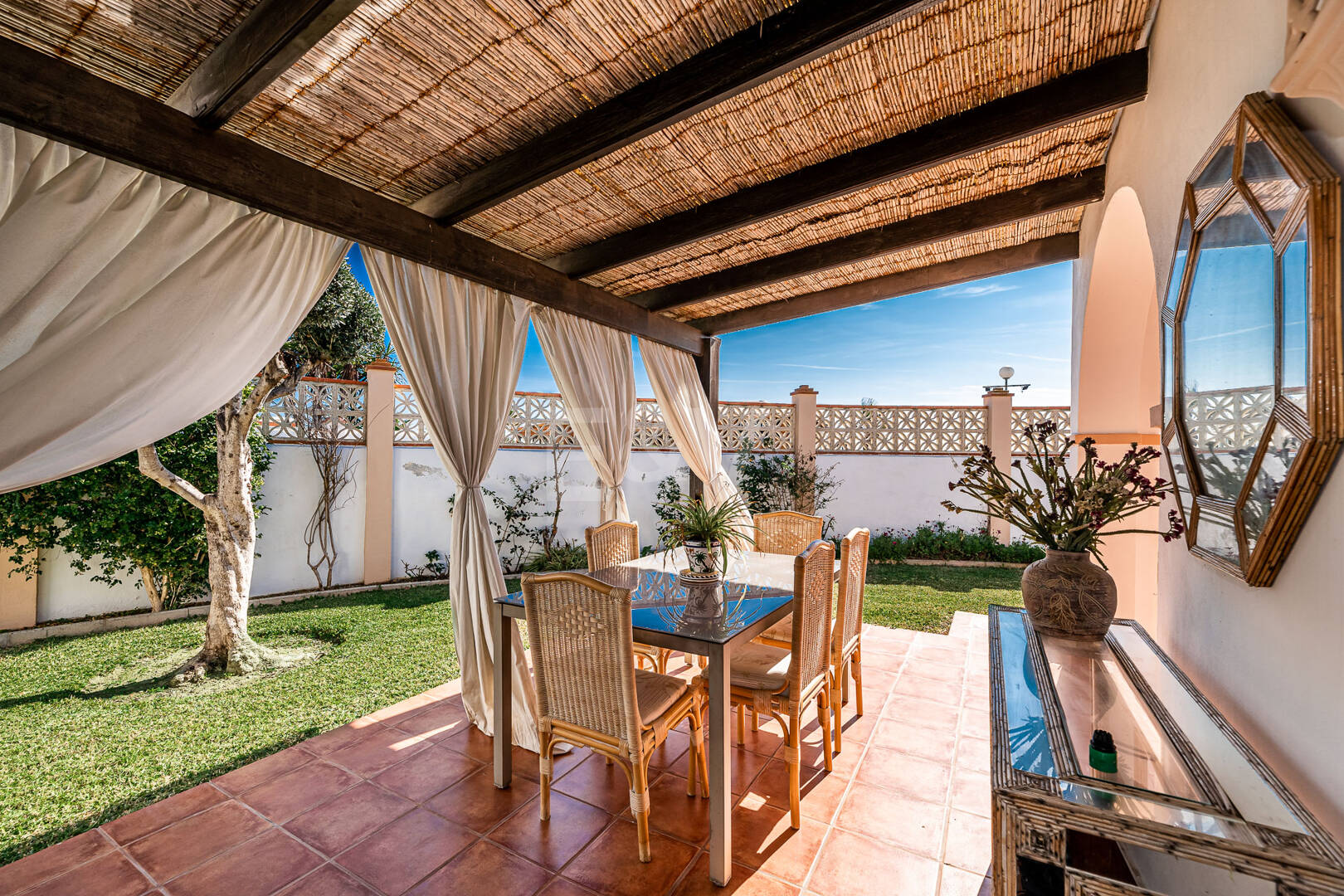 Villa en première ligne de plage à Elviria