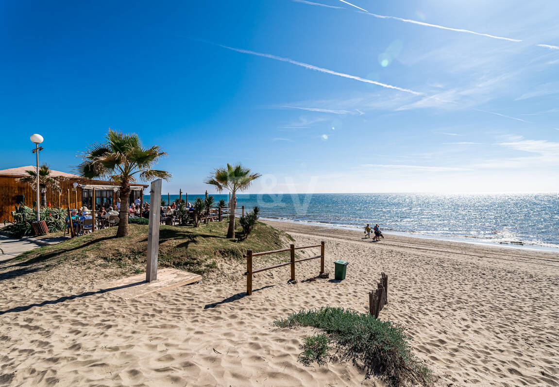 Villa en première ligne de plage à Elviria