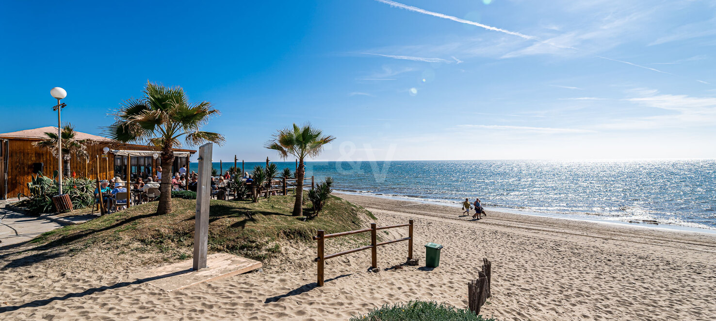Frontline Beach Villa i Elviria