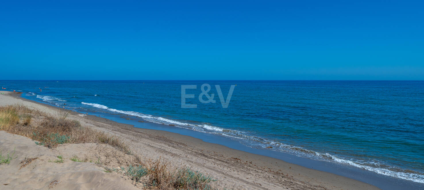 Encanto Costero: Villa en Primera Línea de Mar con Excepcionales Vistas y Jardín Exuberante, Toda en una Sola Planta