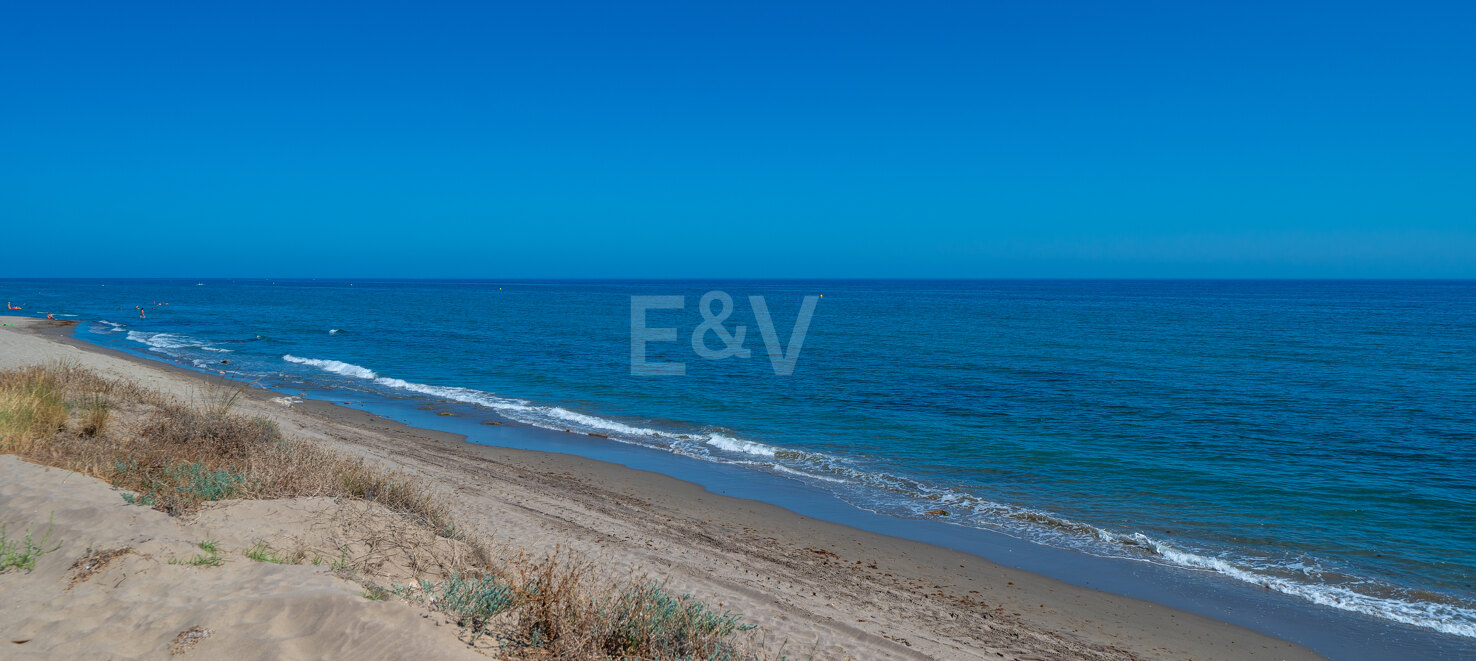 Frontline Beach Villa i Elviria