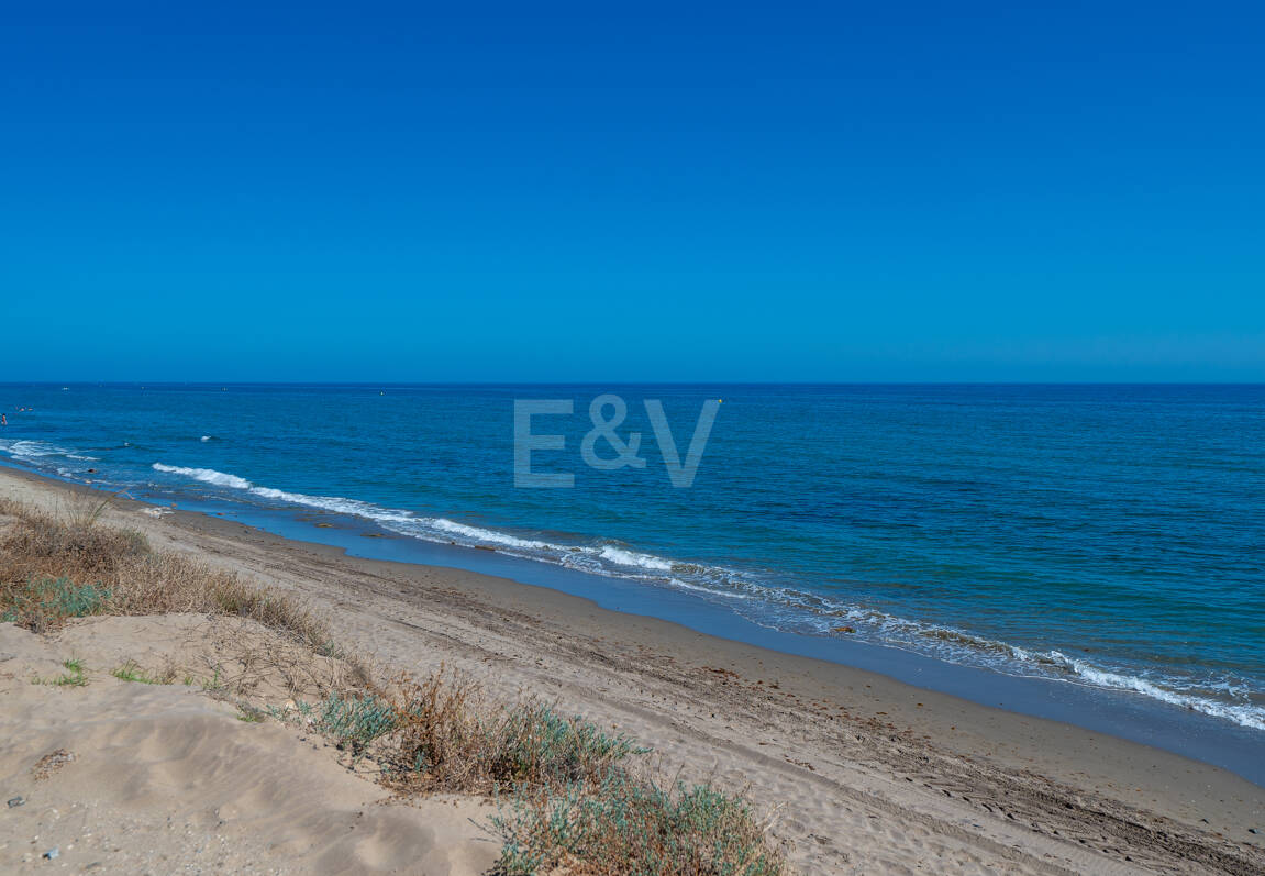 Villa en première ligne de plage à Elviria