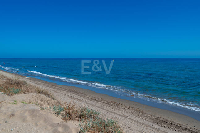Villa en première ligne de plage à Elviria