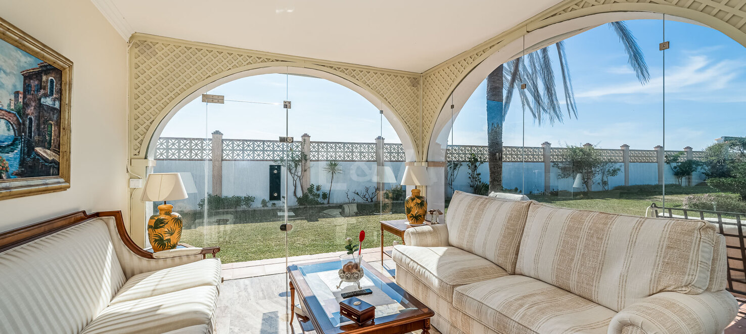 Frontline Beach Villa i Elviria