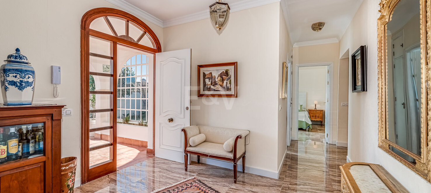 Frontline Beach Villa i Elviria