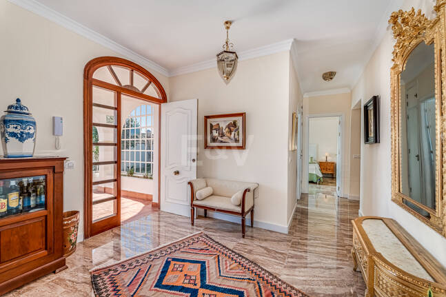 Villa en première ligne de plage à Elviria