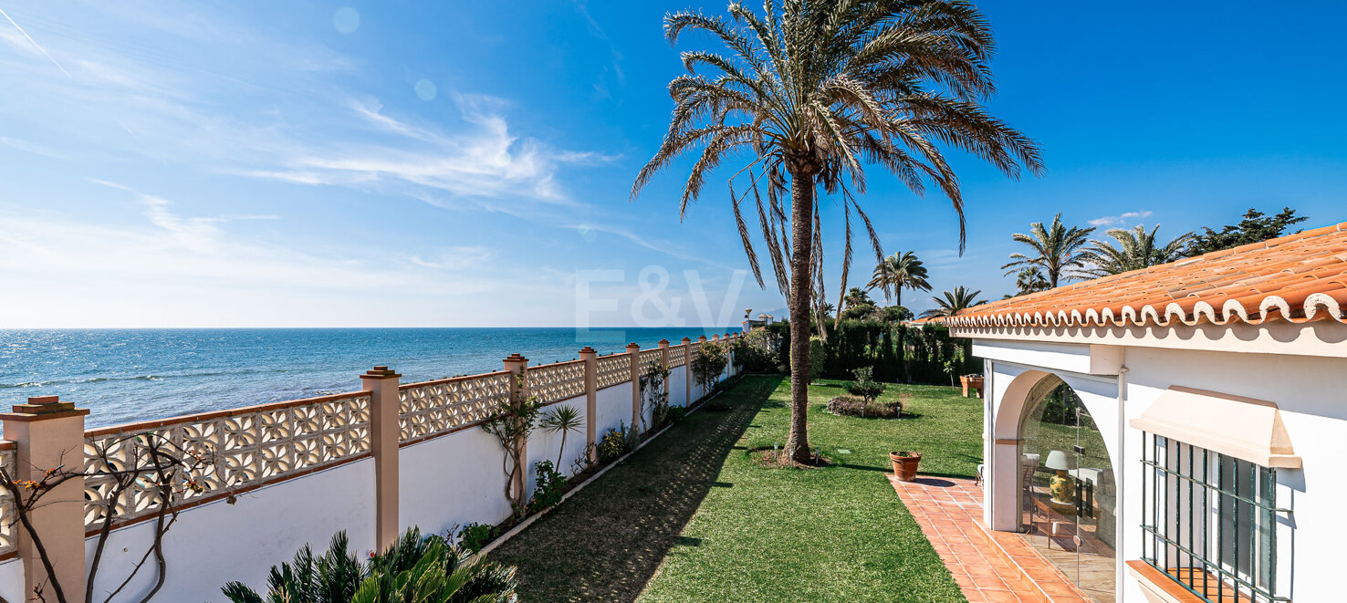 Frontline Beach Villa i Elviria