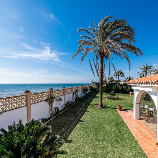 Frontline Beach Villa i Elviria