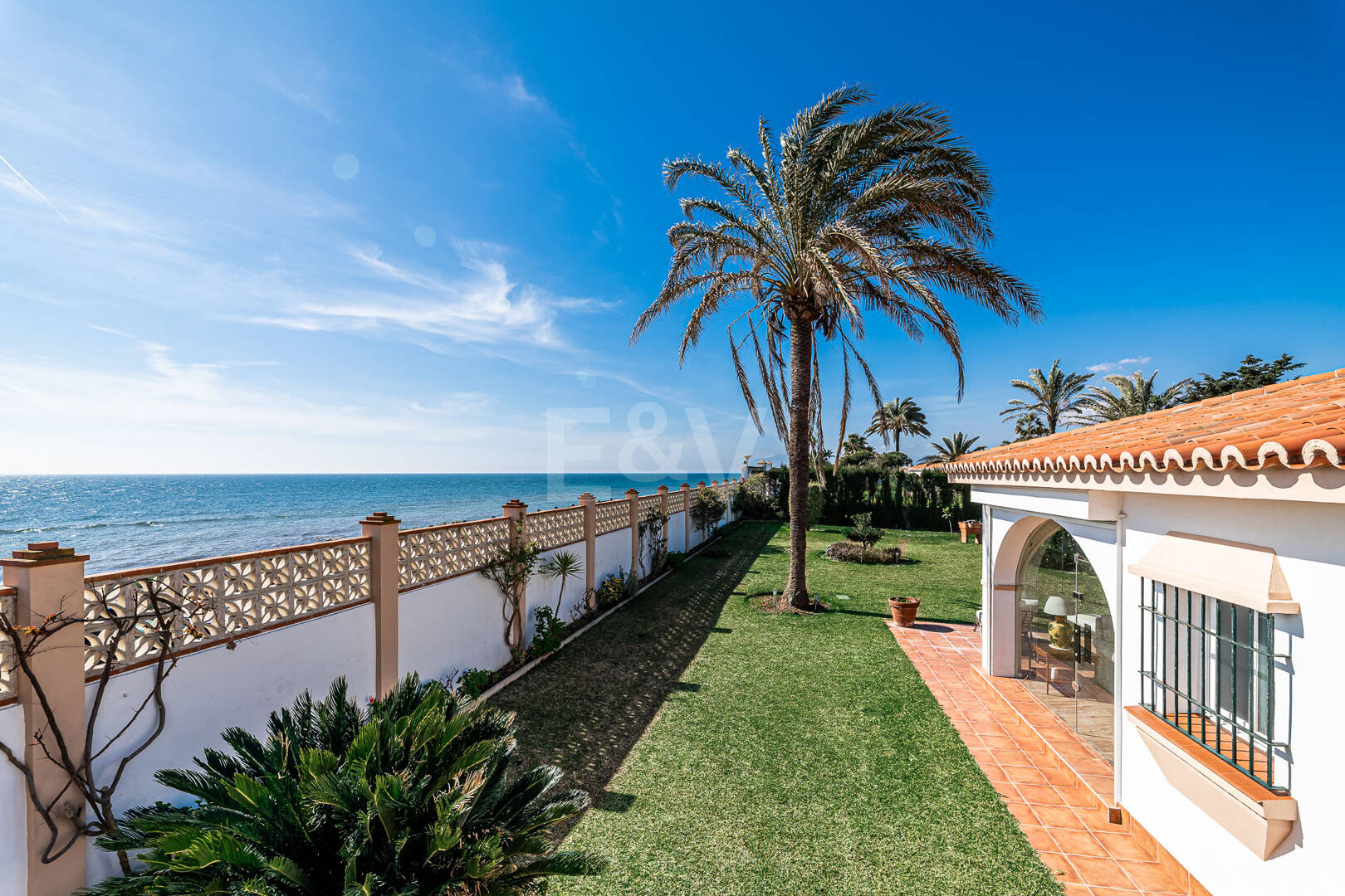 Villa en première ligne de plage à Elviria