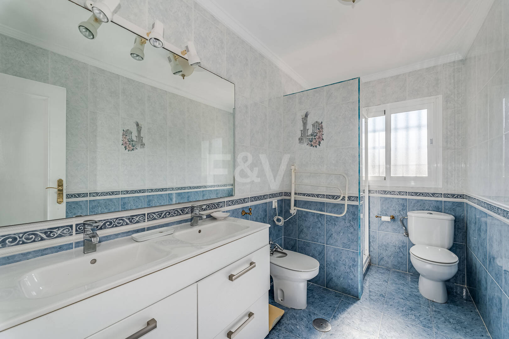 Villa en première ligne de plage à Elviria