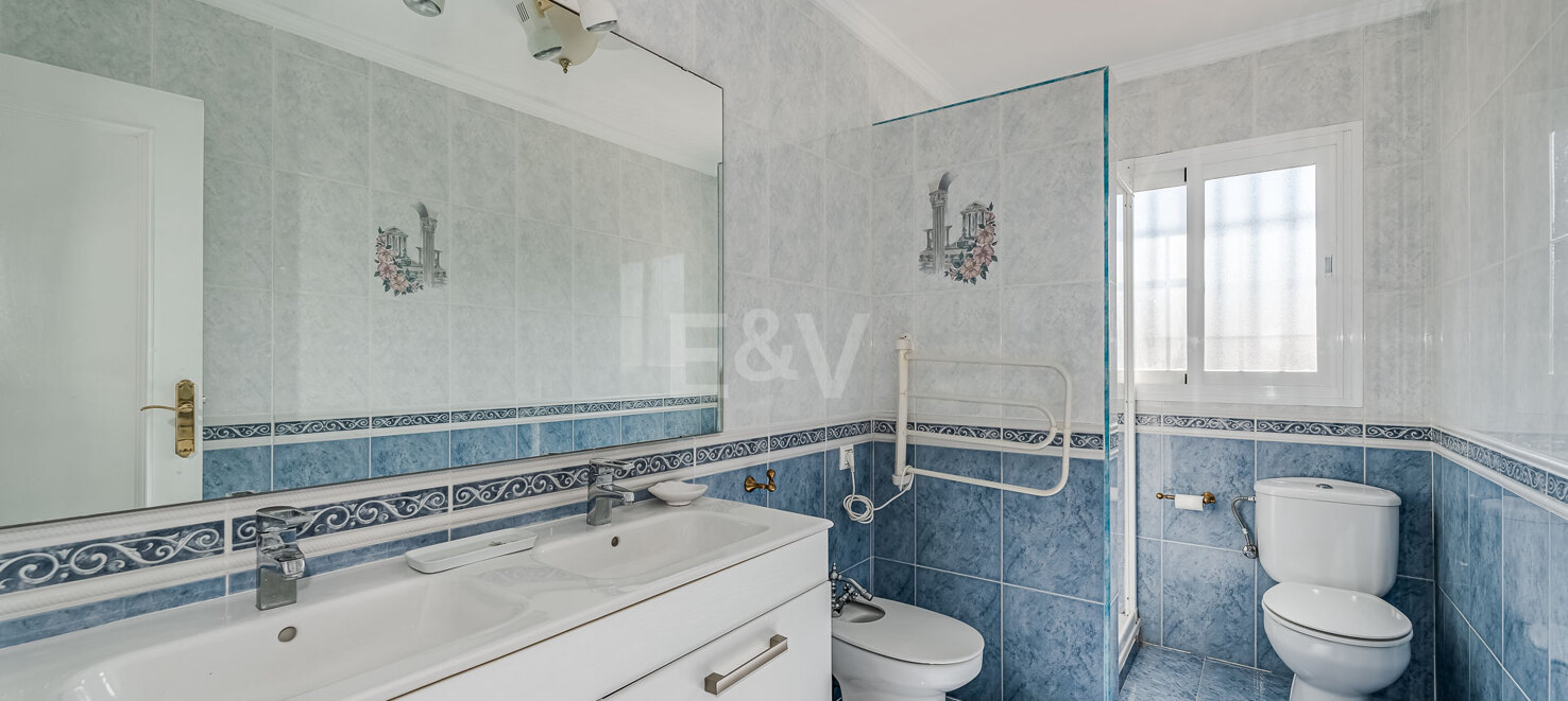 Frontline Beach Villa i Elviria
