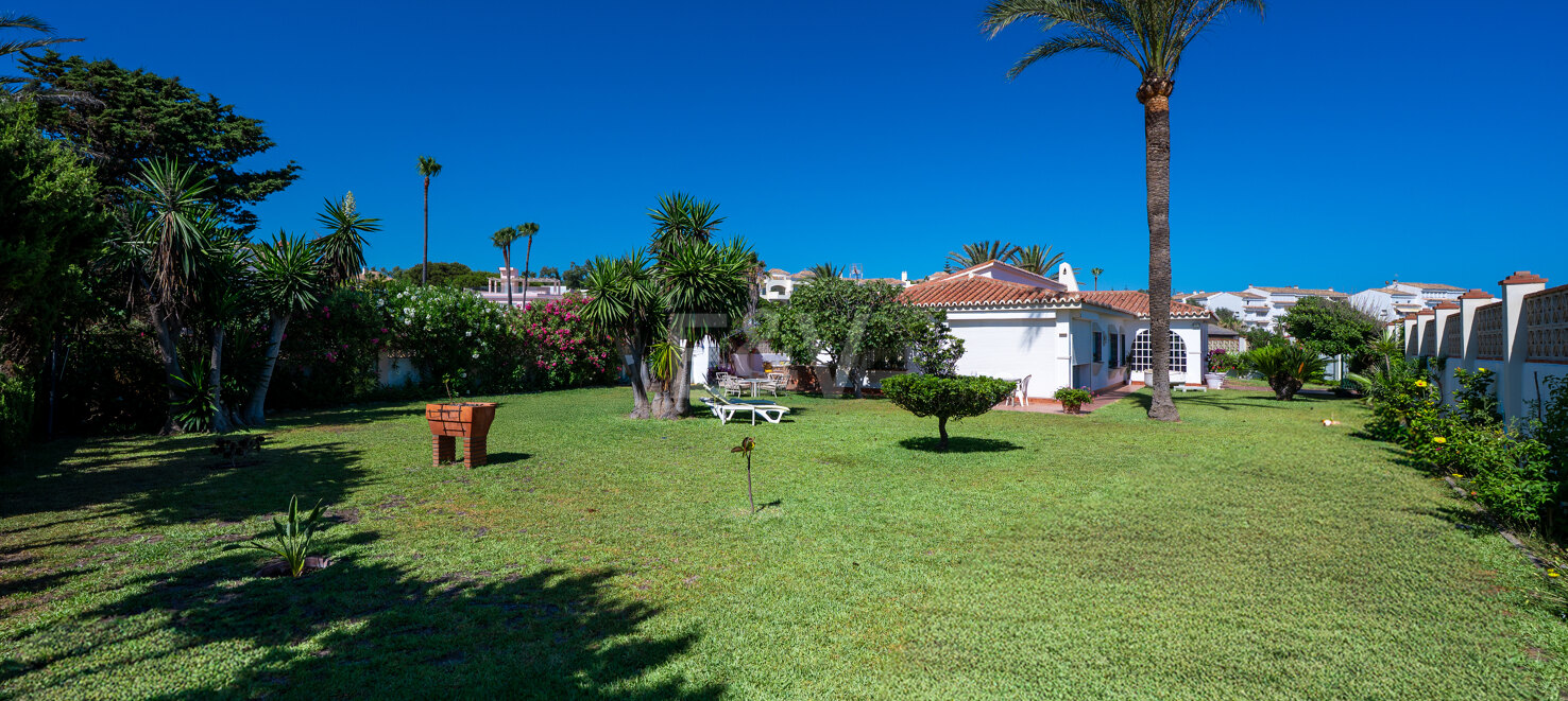 Frontline Beach Villa i Elviria