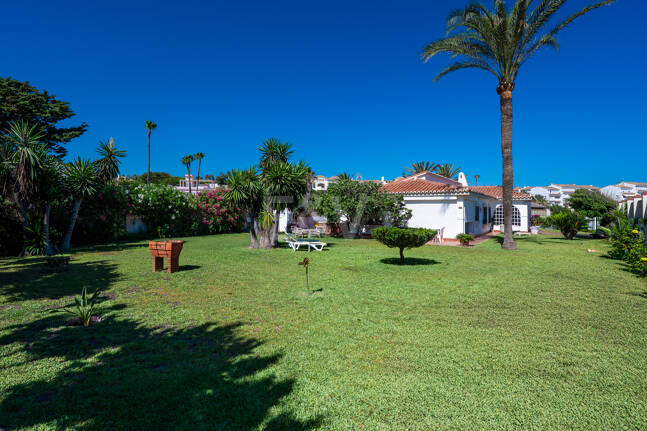 Villa en première ligne de plage à Elviria