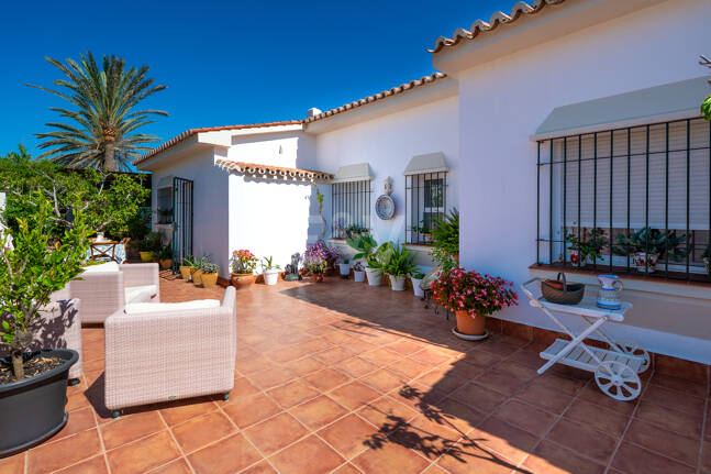 Villa en première ligne de plage à Elviria