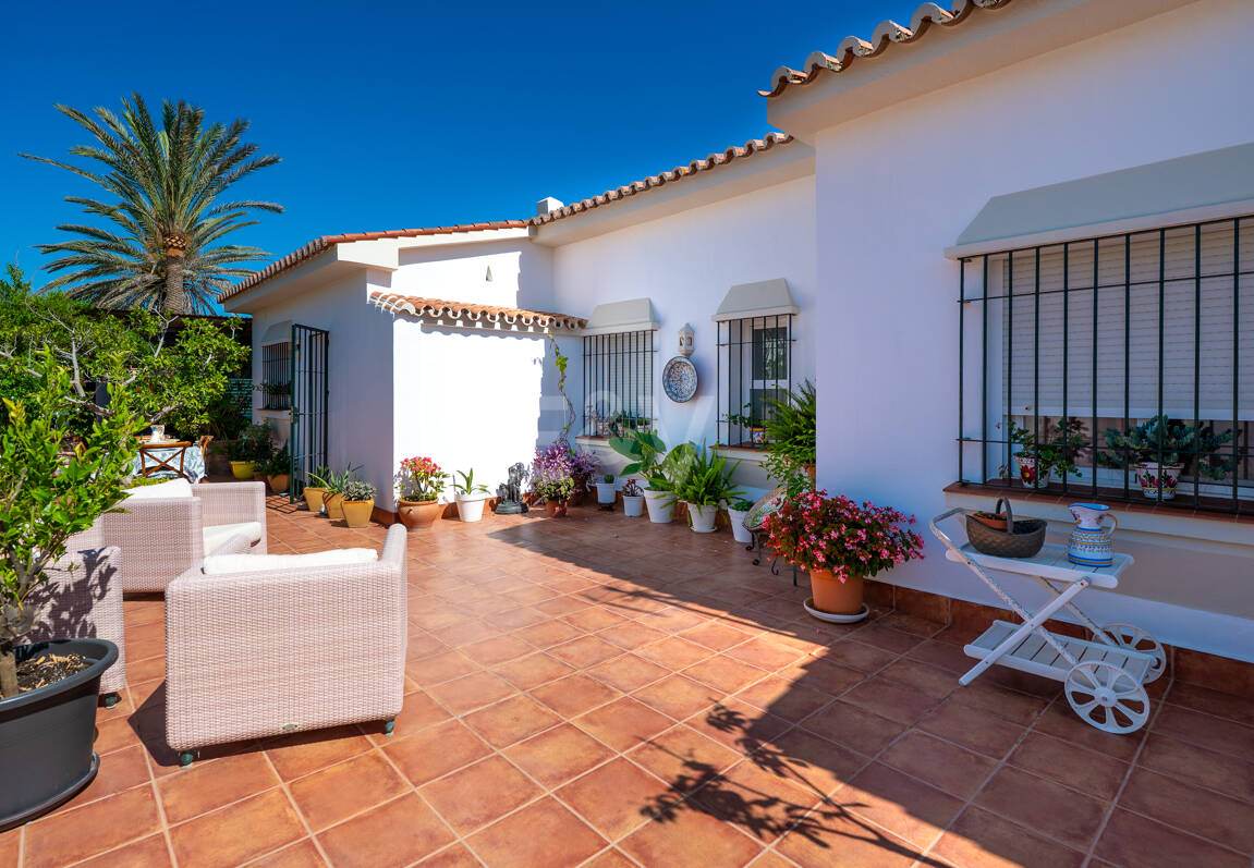 Villa en première ligne de plage à Elviria