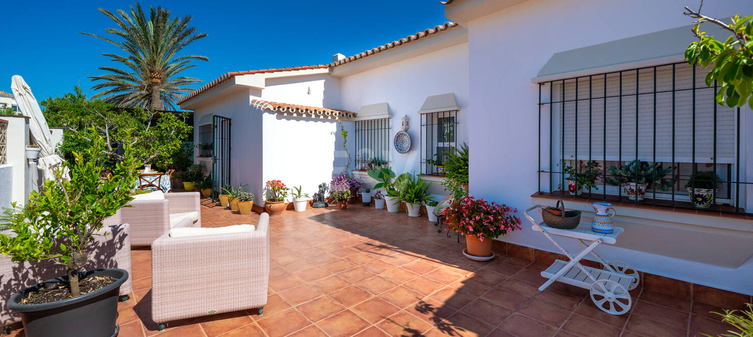 Encanto Costero: Villa en Primera Línea de Mar con Excepcionales Vistas y Jardín Exuberante, Toda en una Sola Planta