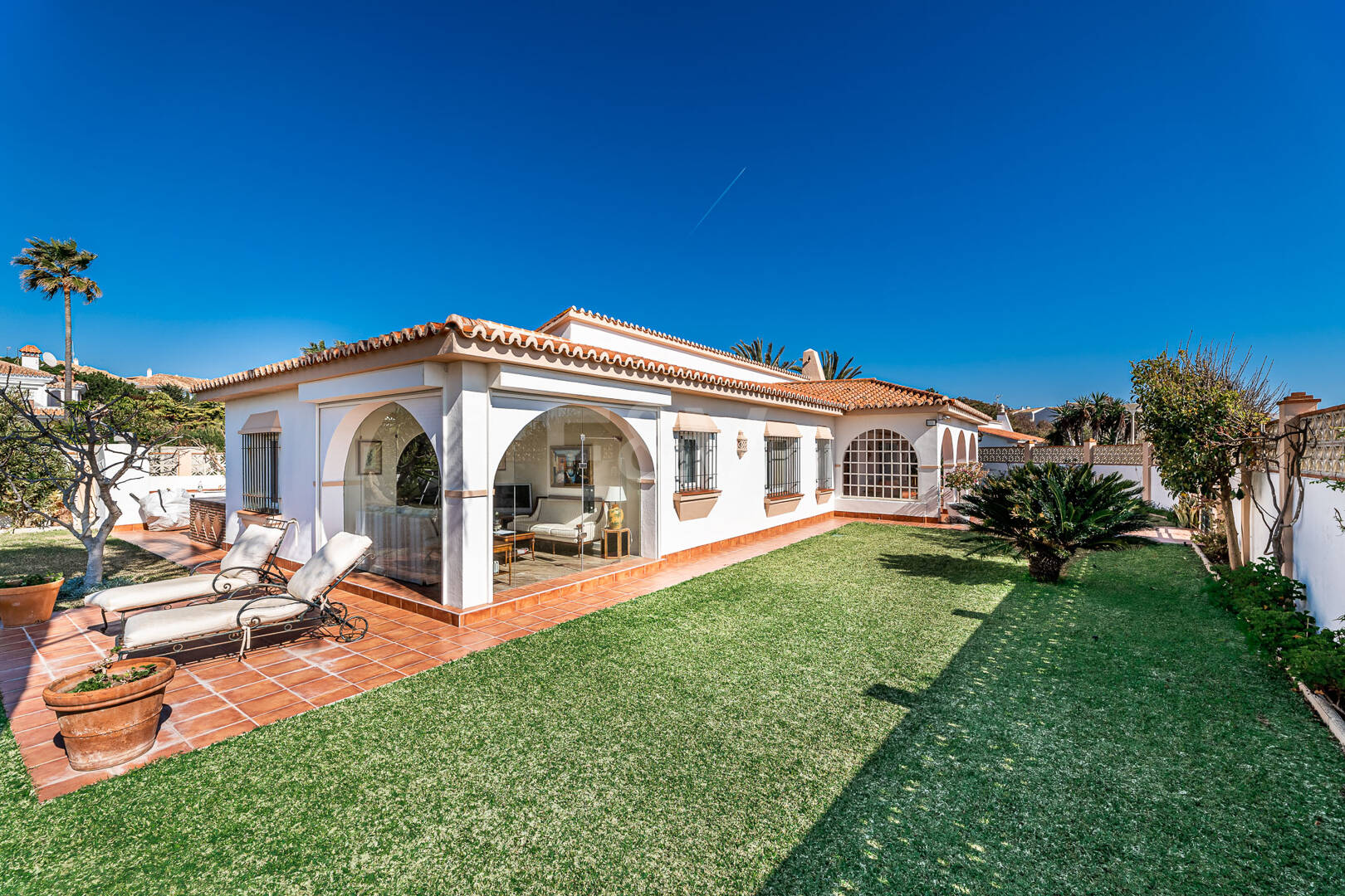 Villa en première ligne de plage à Elviria