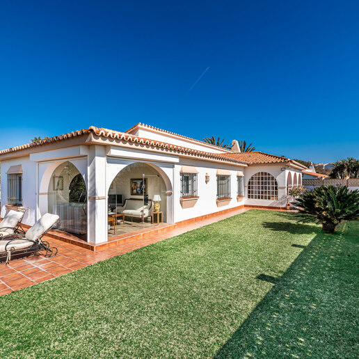 Frontline Beach Villa i Elviria