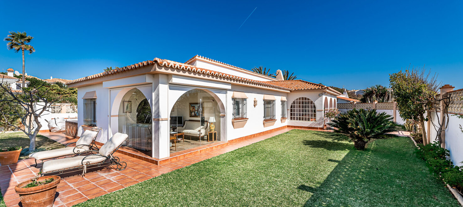 Frontline Beach Villa i Elviria