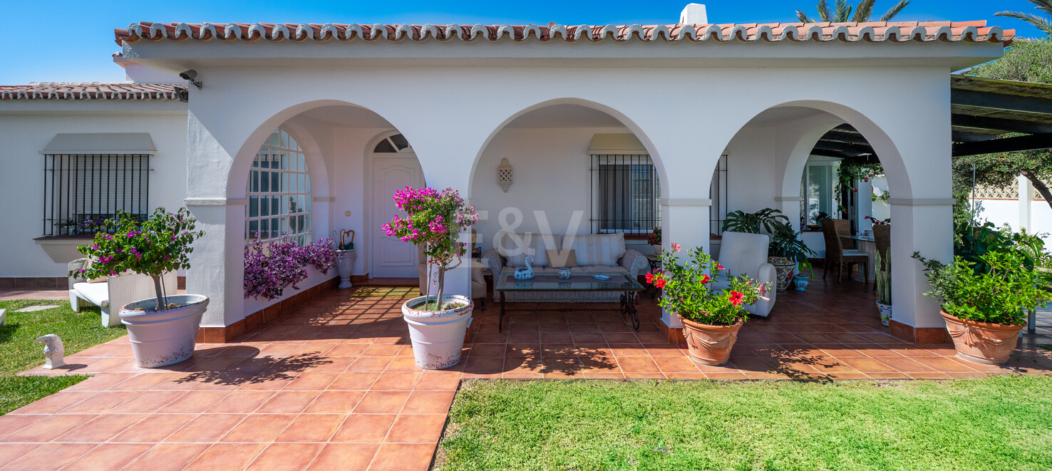 Frontline Beach Villa i Elviria