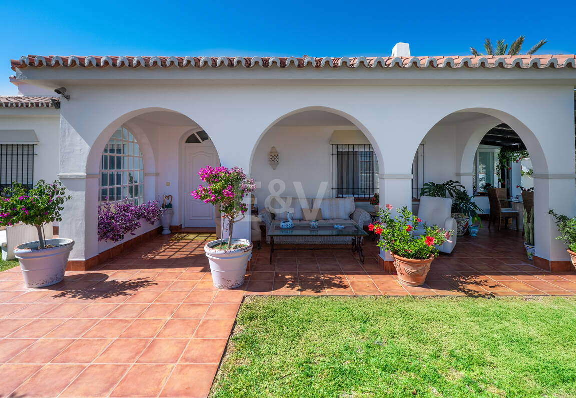 Villa en première ligne de plage à Elviria