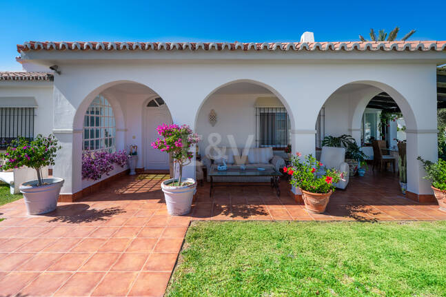 Villa en première ligne de plage à Elviria