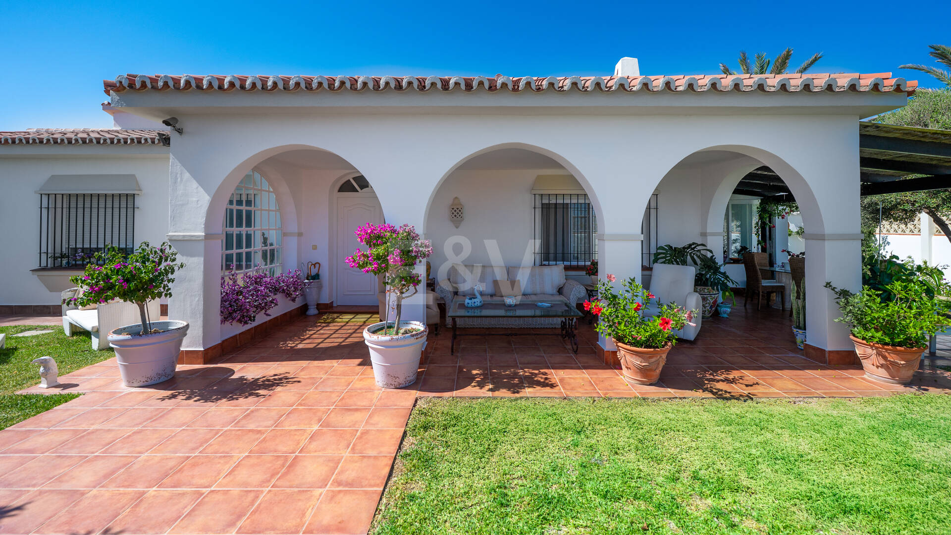 Frontline Beach Villa i Elviria