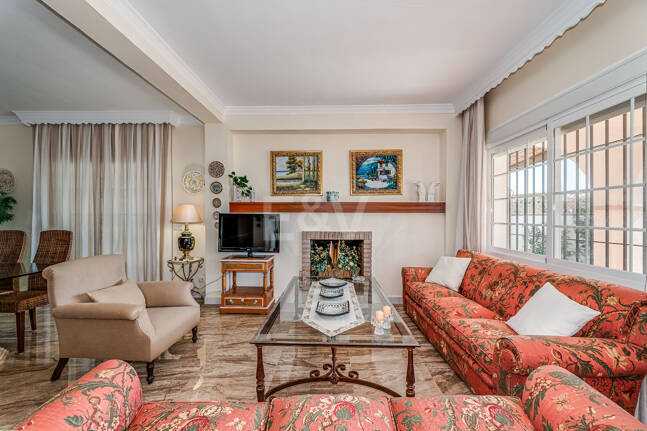 Villa en première ligne de plage à Elviria