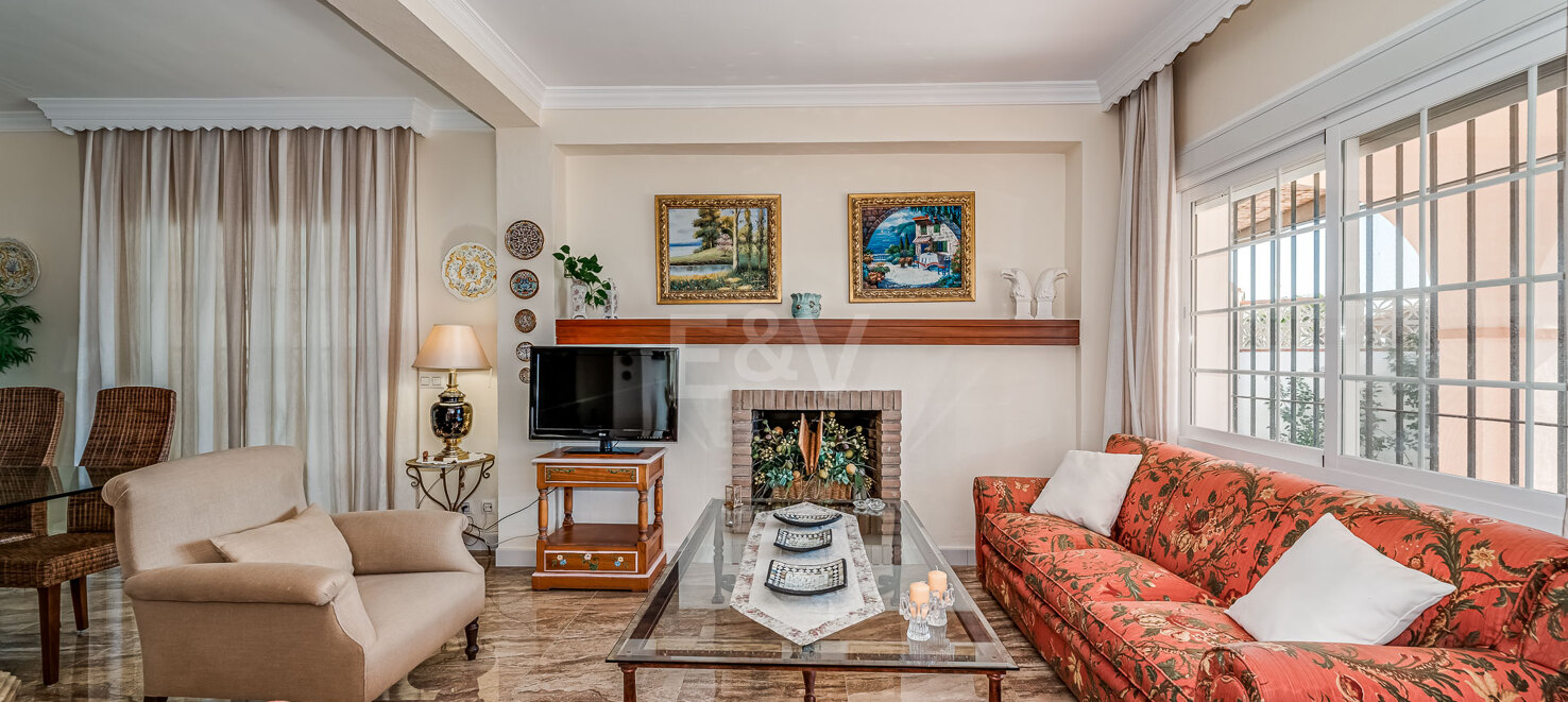 Frontline Beach Villa i Elviria