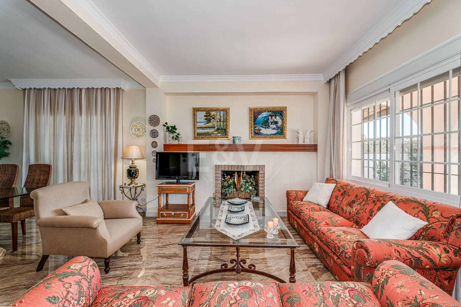 Frontline Beach Villa i Elviria