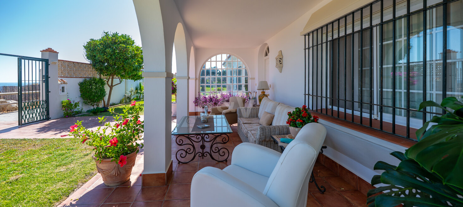 Frontline Beach Villa i Elviria