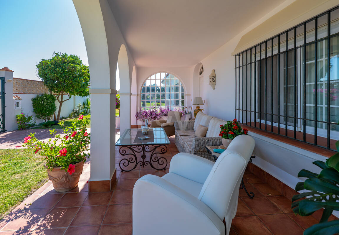 Villa en première ligne de plage à Elviria