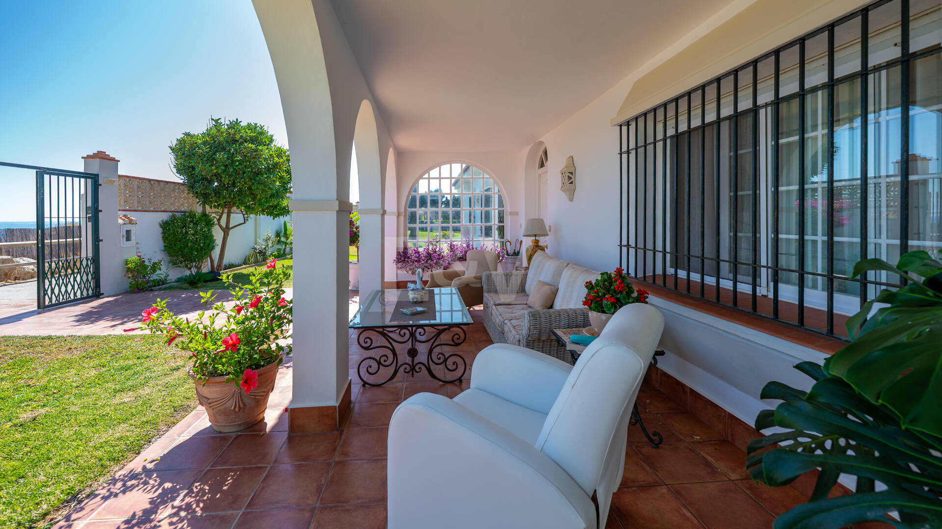 Frontline Beach Villa i Elviria