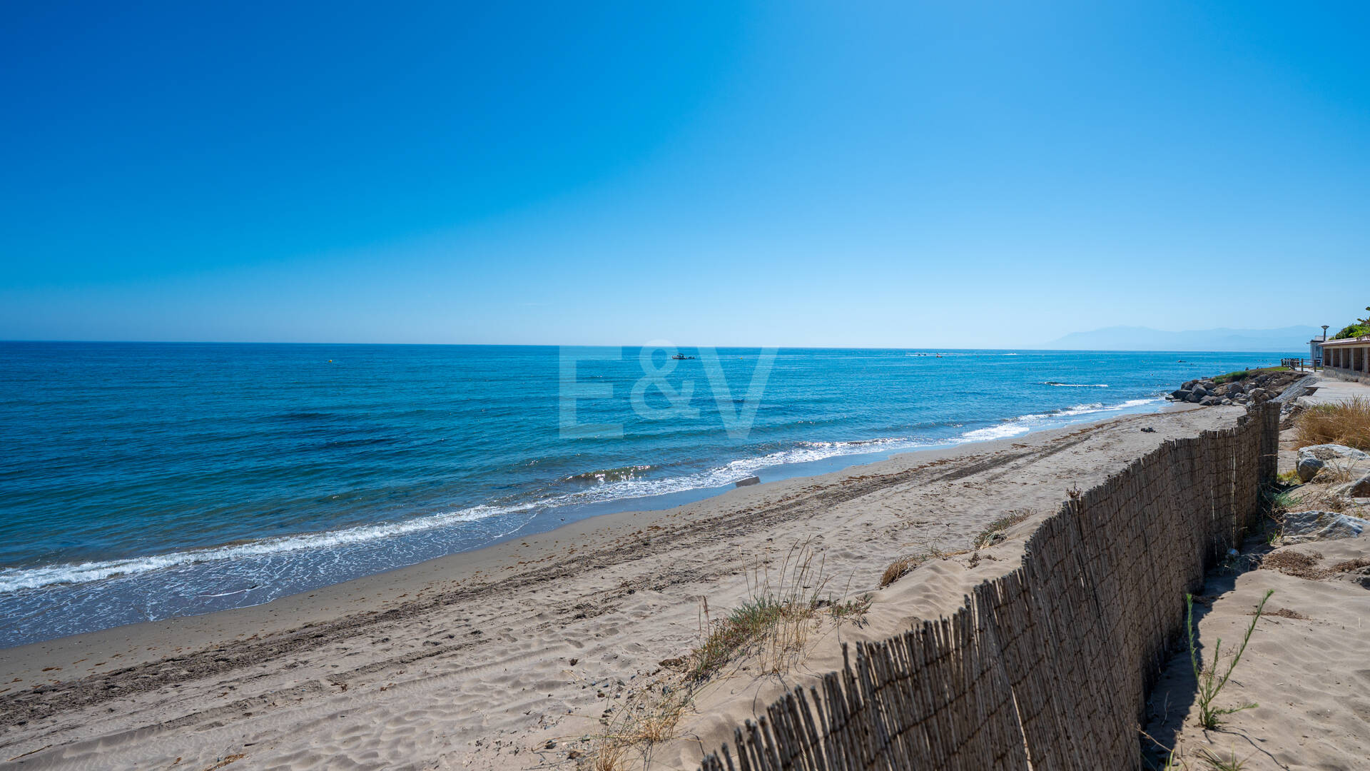 Villa en première ligne de plage à Elviria