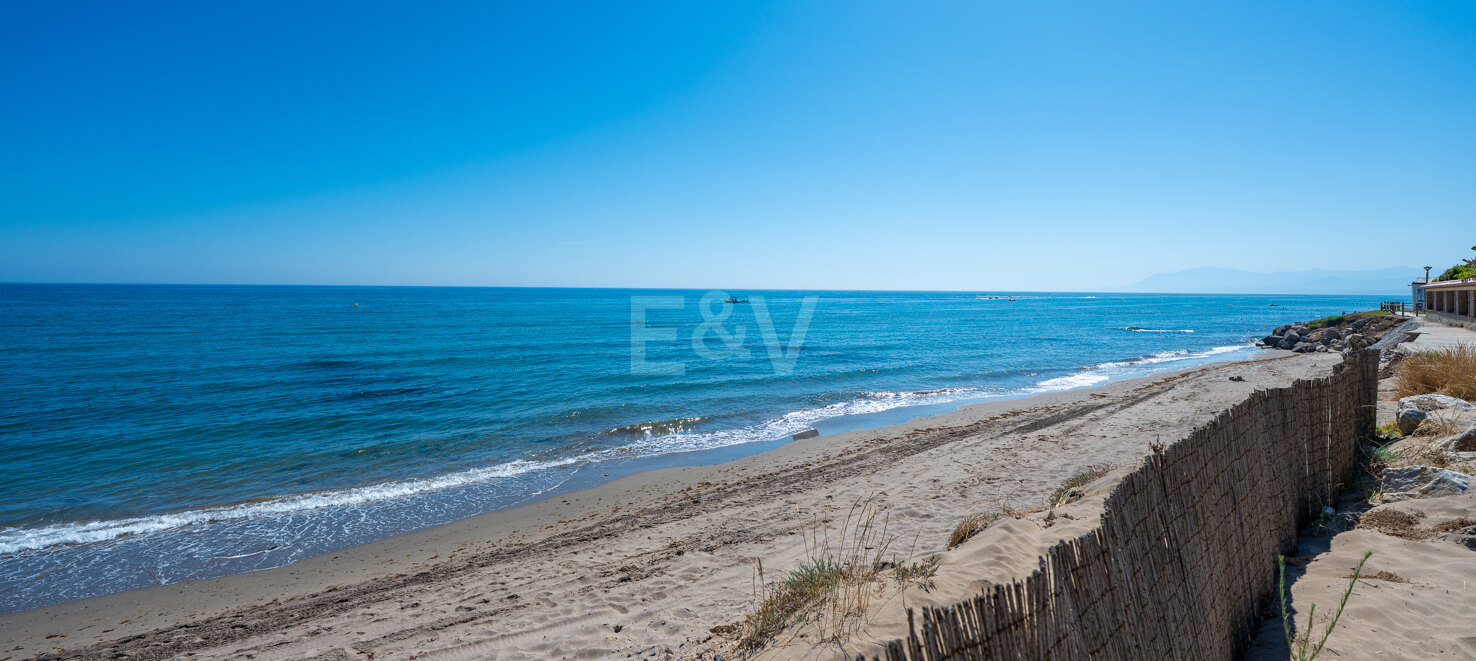 Frontline Beach Villa i Elviria
